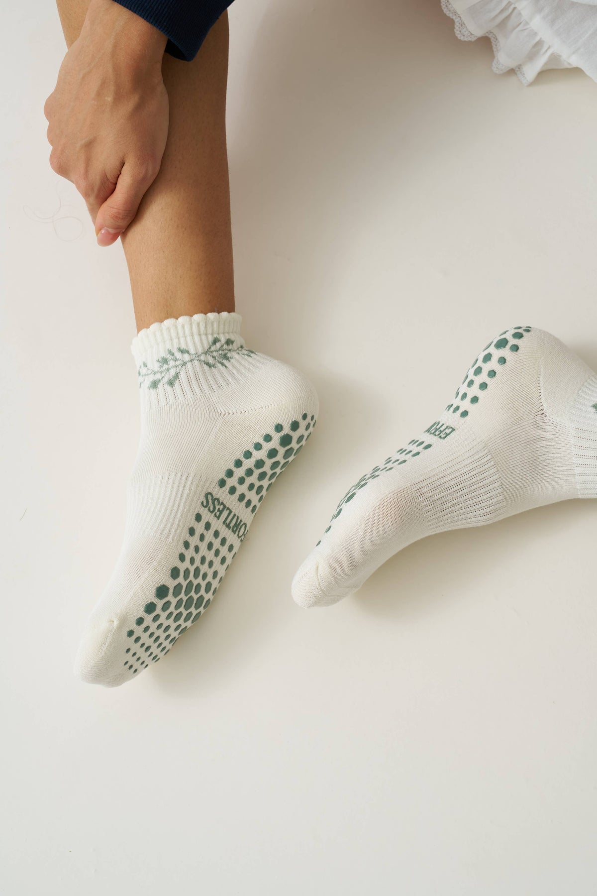 Juniper Cropped Crew Grip Sock - Garland