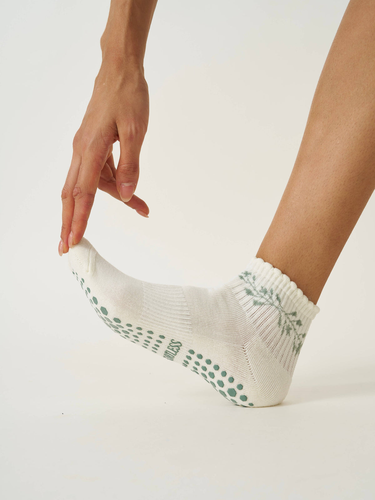 Juniper Cropped Crew Grip Sock - Garland