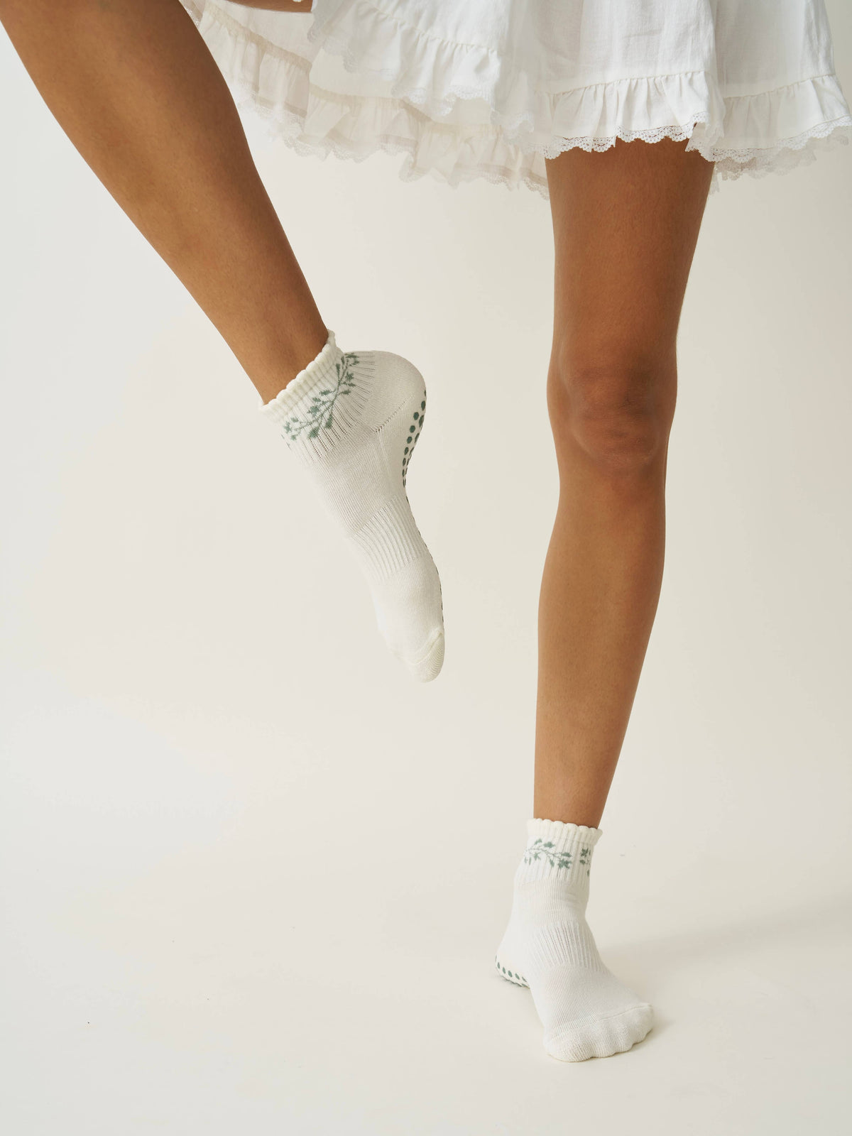 Juniper Cropped Crew Grip Sock - Garland